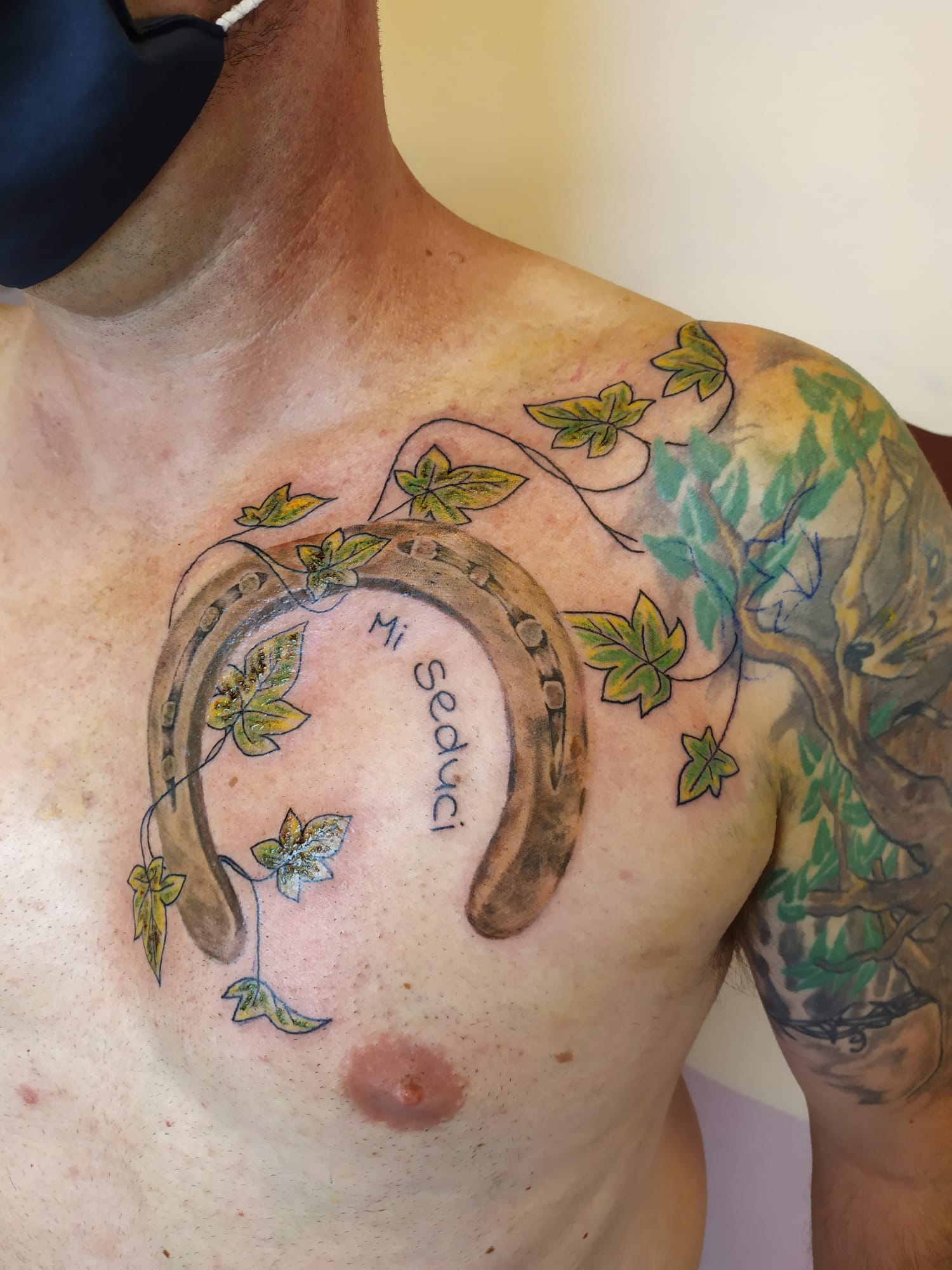 petto realistico con fiori e scritta